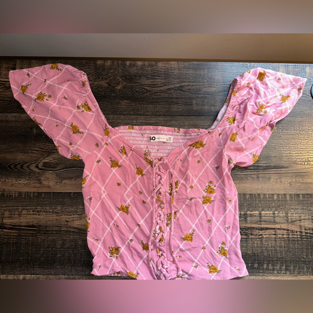 SO NWOT PINK FLORAL SHORT SLEEVE SCRUNCHED CROP TOP SIZE XS